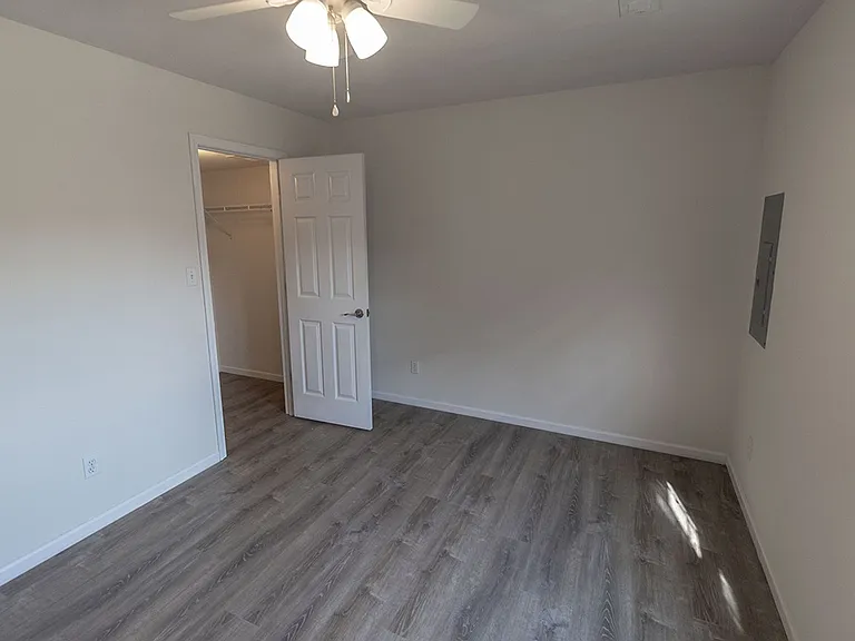 3310 E Saint Charles Rd — Photo 11