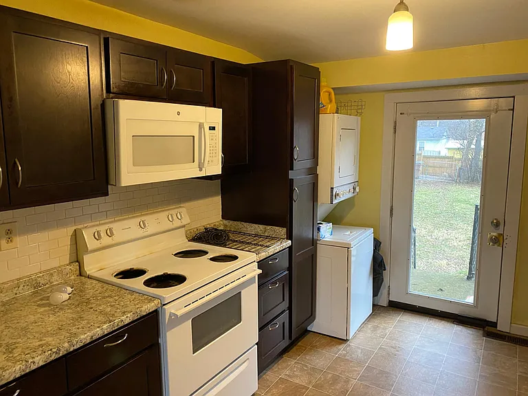 722 Hart Ave — Photo 2