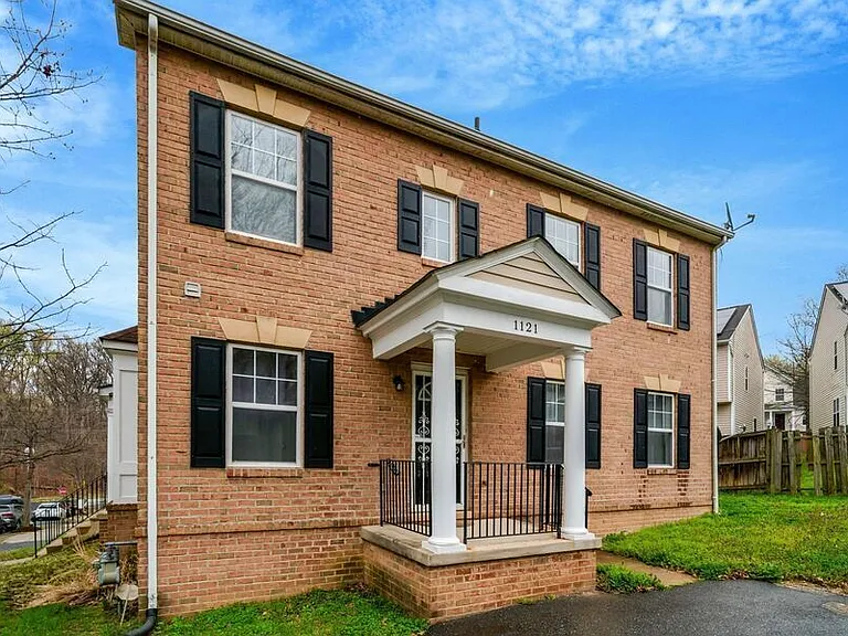 1121 Varney St SE — Photo 1