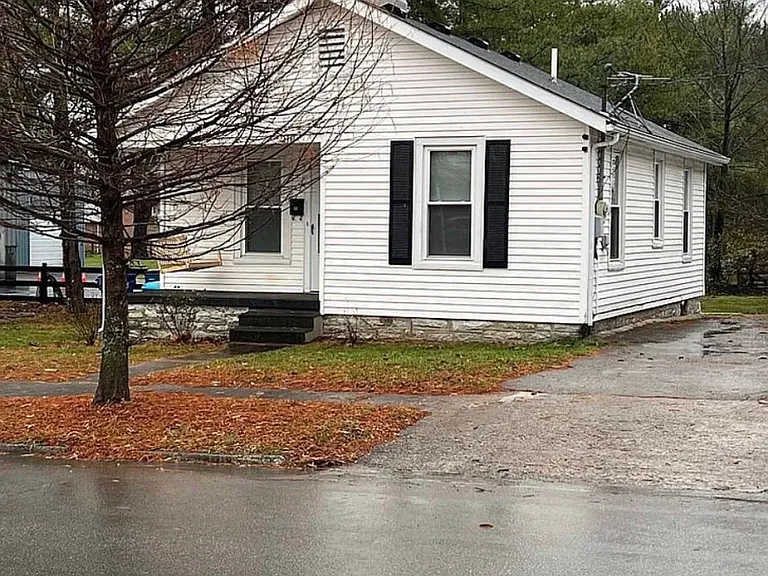 218 E Walnut St — Photo 1