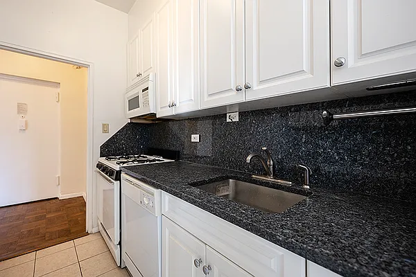 Rented by PMG Real Estate  | media 20