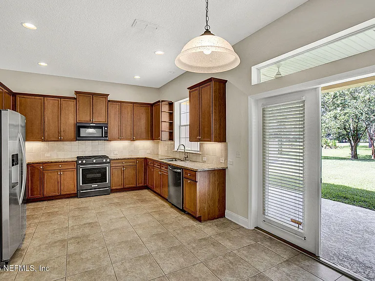 1761 Highland View Dr — Photo 6