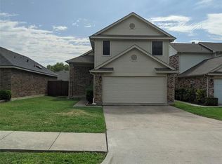 913 Boxwood Dr, Lewisville, TX 75067