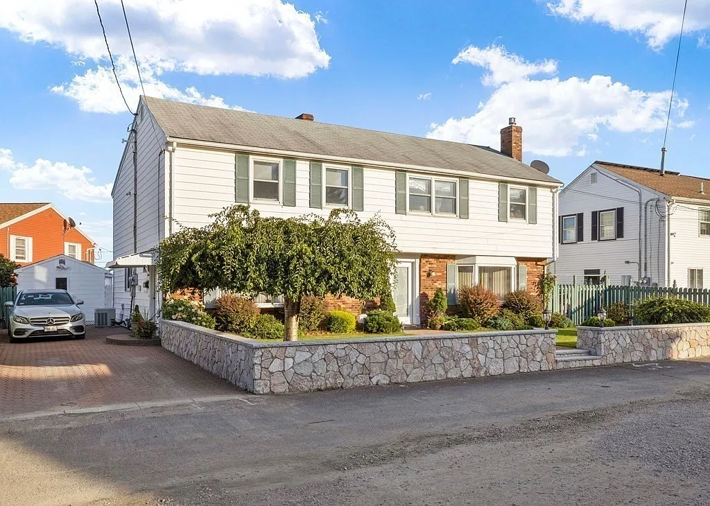 Building Photo - 19 Swan Ave #B