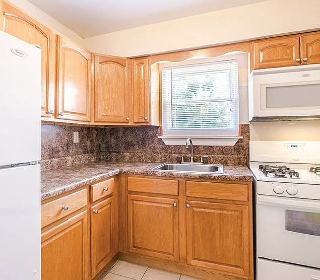 Woodmere Apartments — Photo 9