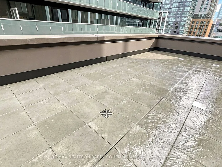400 King St W #823 — Photo 41