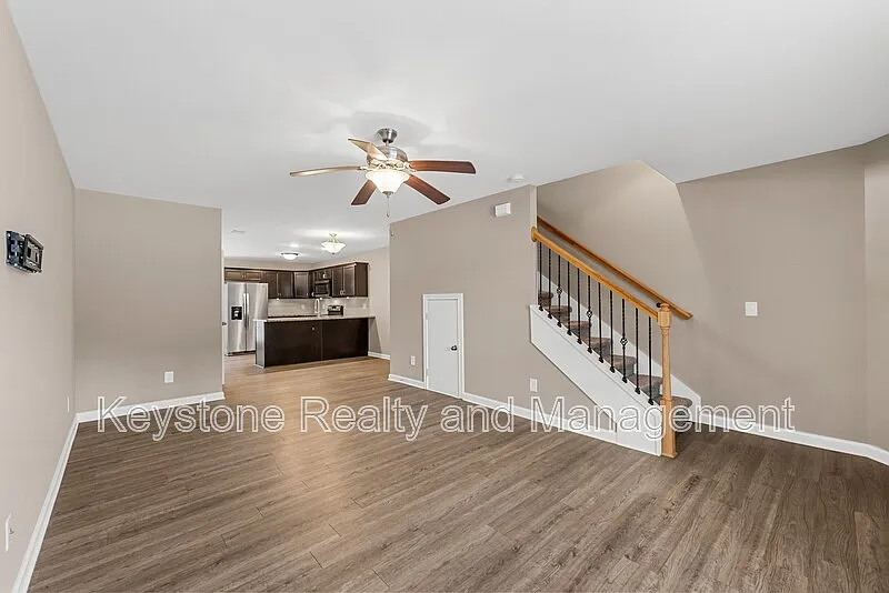 2 bed, 2.5 bath, 1300 sqft, $1,325 — Photo 4