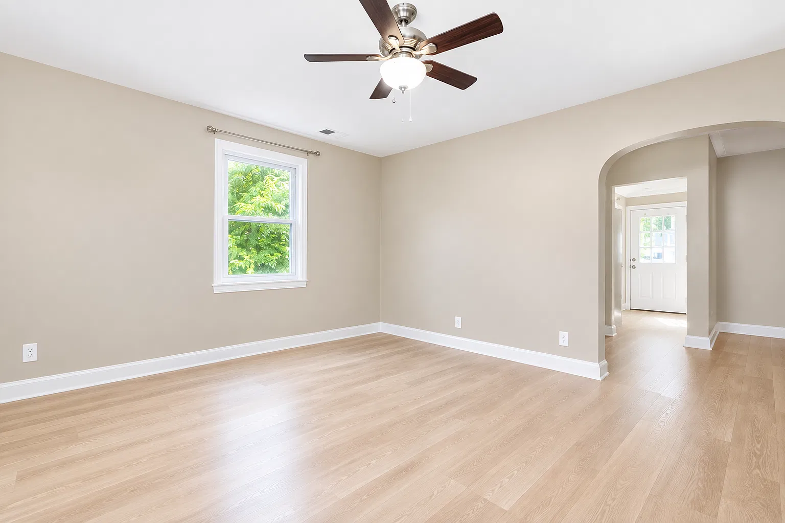 3 bed, 832 sqft, $2,700 — Photo 2