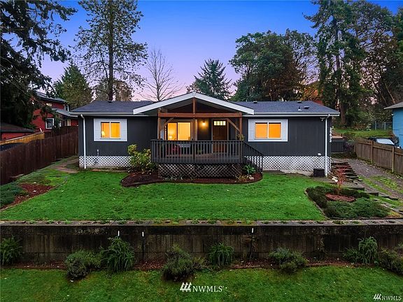 Welcome home to this darling, affordable home in the friendly Gold Beach neighborhood. 