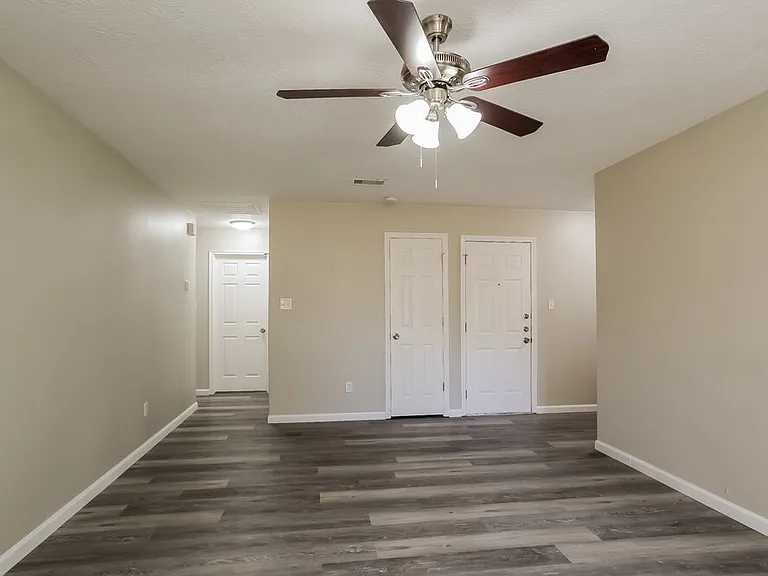 1528 Glen Oaks Dr — Photo 4