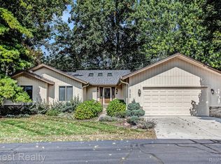 5780 Point Of The Woods Dr, West Bloomfield, MI