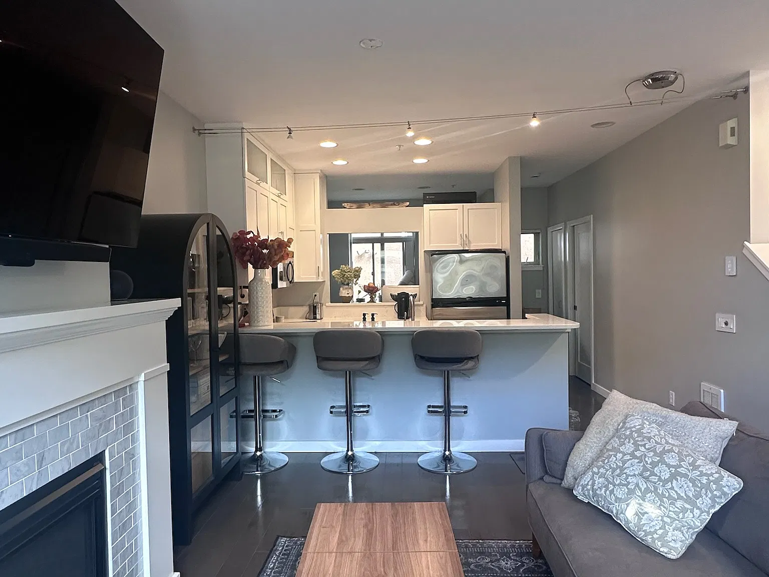 2 bed, 2.5 bath, 1026 sqft, $3,600 — Photo 4