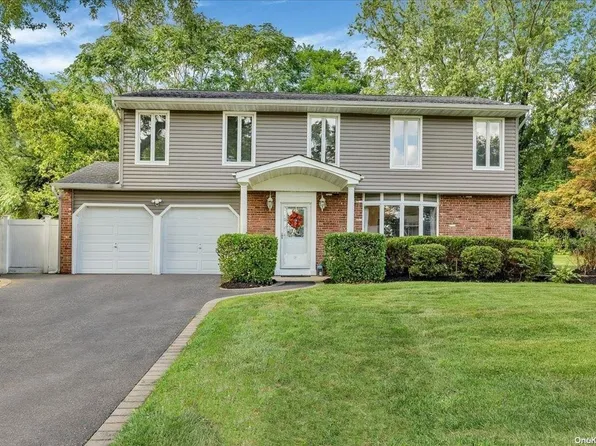 3 Manchester Boulevard, Wheatley Heights, NY 11798