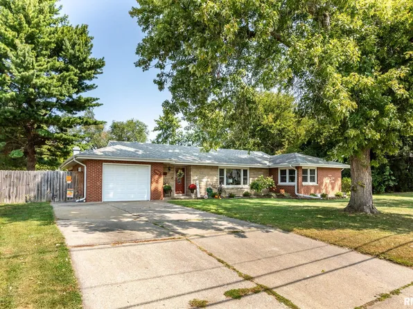 1907 Sheridan Rd, Pekin, IL 61554