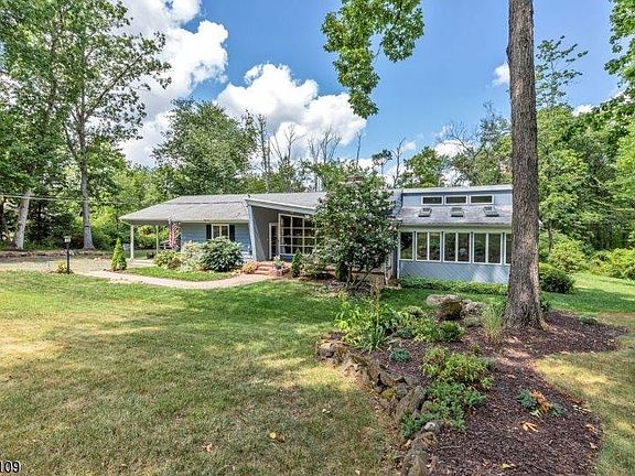 3rd image of 65 Woodgate Ln