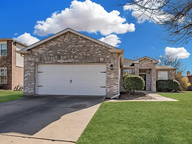 2304 Hickory Ct — Photo 2