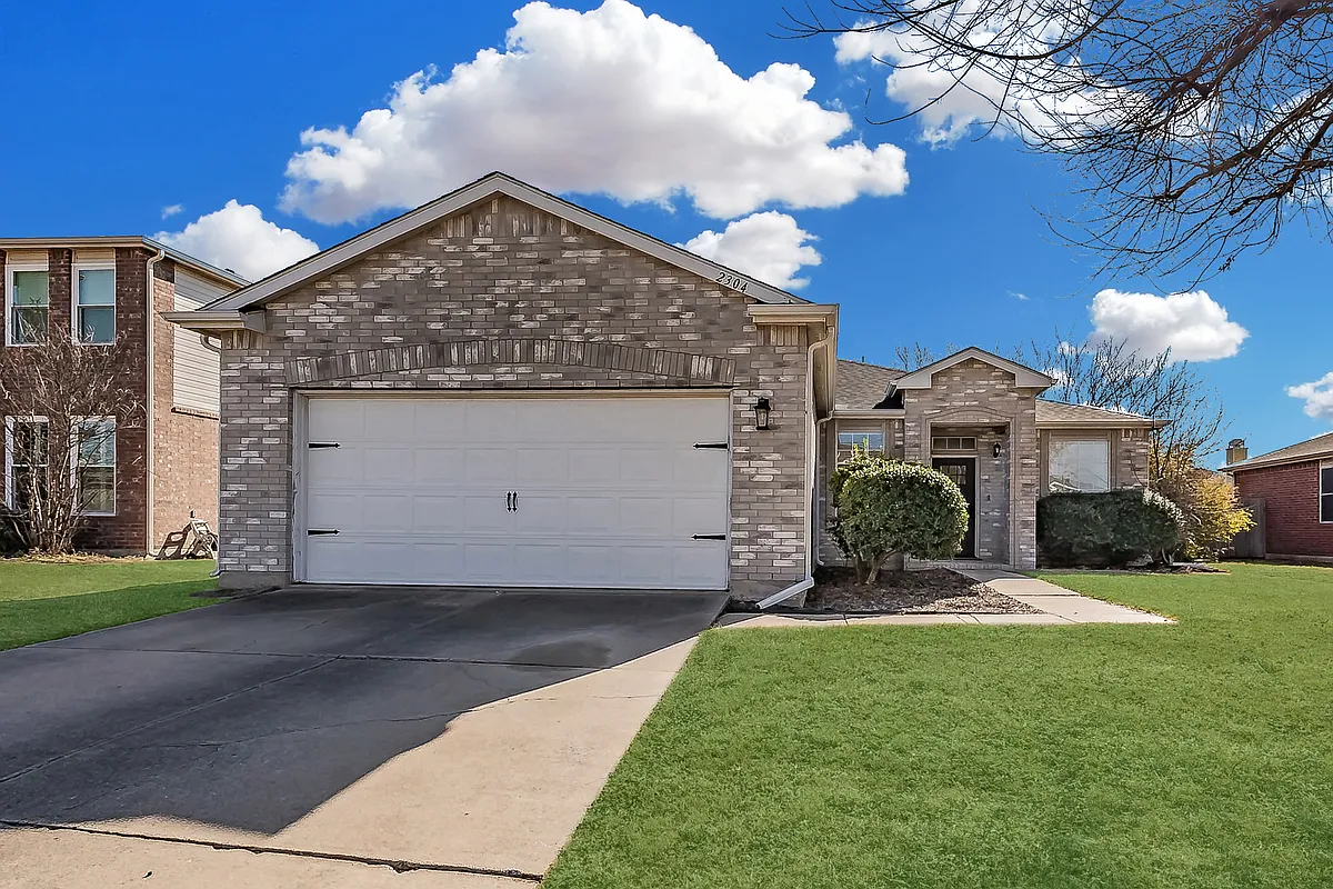 Building Photo - 2304 Hickory Ct