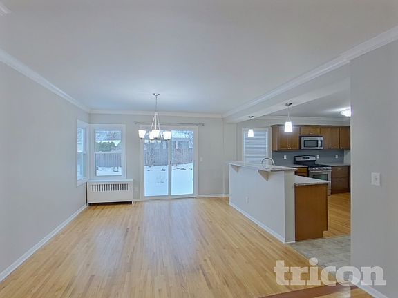 4th image of 803 Willard St W