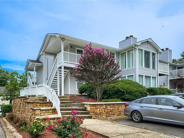 905 Augusta Dr — Photo 1