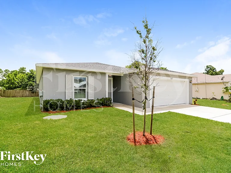 623 SW Homeland Rd — Photo 2