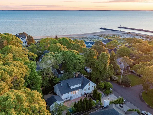 7 Shinnecock Pl, Hampton Bays, NY 11946