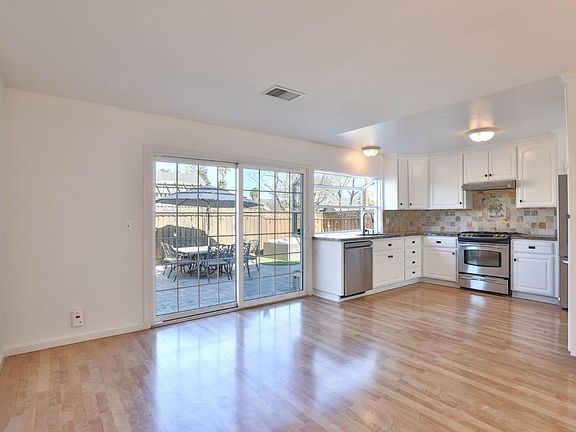 5th image of 306 N Creek Dr