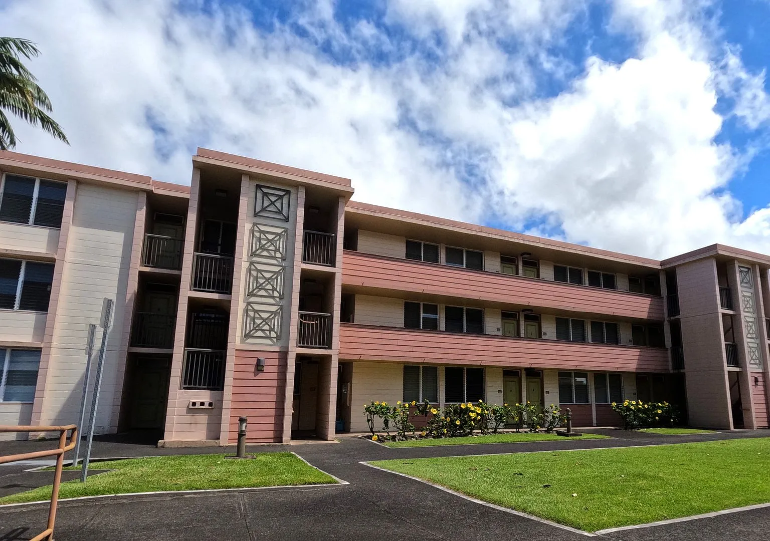 E Komo Mai Apartments — Photo 1