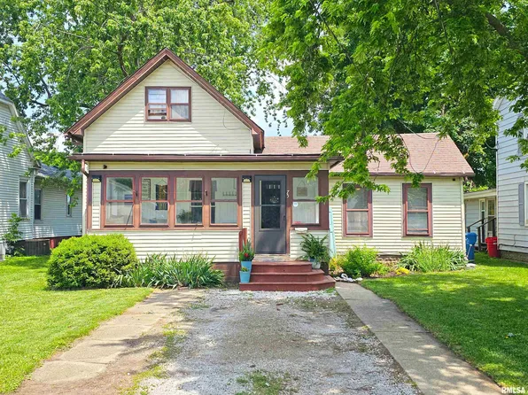 75 W 5th St, El Paso, IL 61738