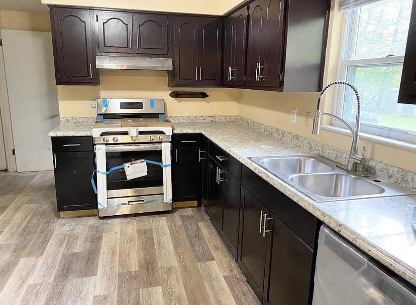 1st image of 204 Crescent Garden Dr