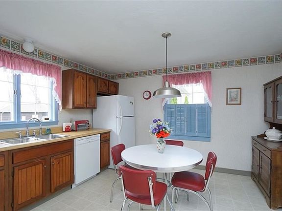 3rd image of 103 Greenwood Cir