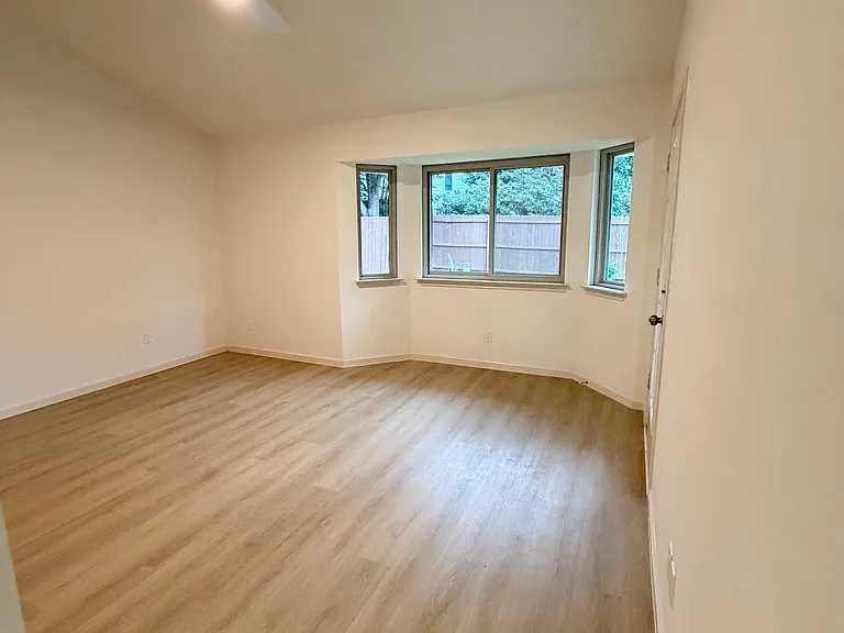 3308 Meadowview Dr — Photo 8