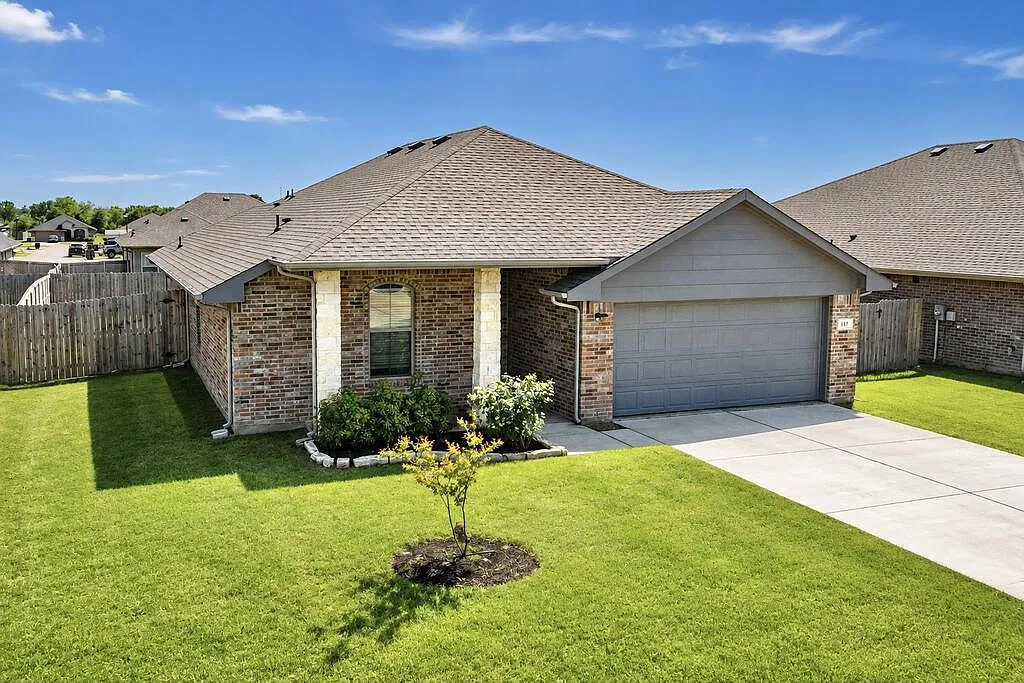 4 bed, 2.0 bath, 1705 sqft, $2,100 — Photo 1