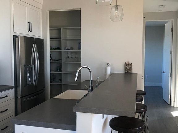 Brand-new kitchen, quartz counter tops and all new stainless appliances.