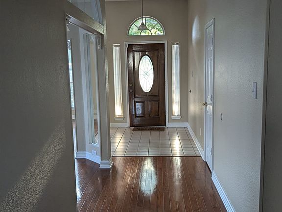 4th image of 717 Cottonwood Bend Dr