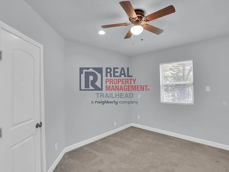556 NW Lorna St — Photo 19