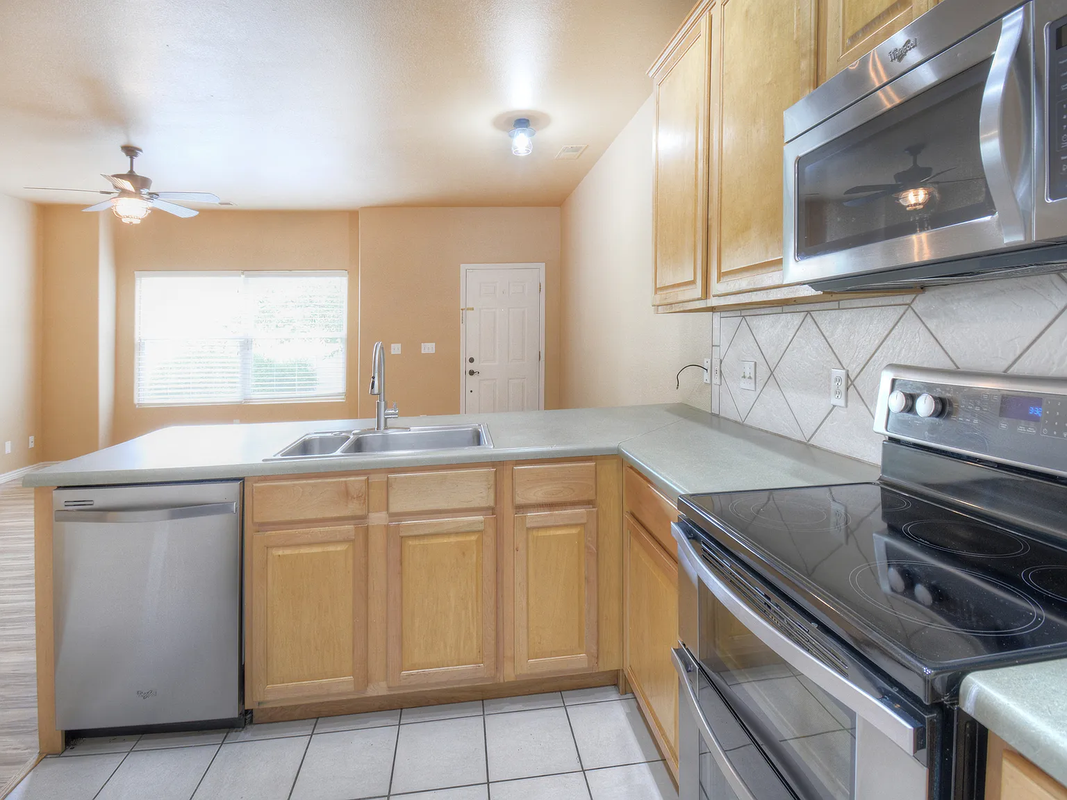 3 bed, 2.5 bath, 1351 sqft, $1,900 — Photo 4