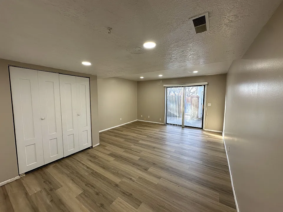 460 Elm St #4