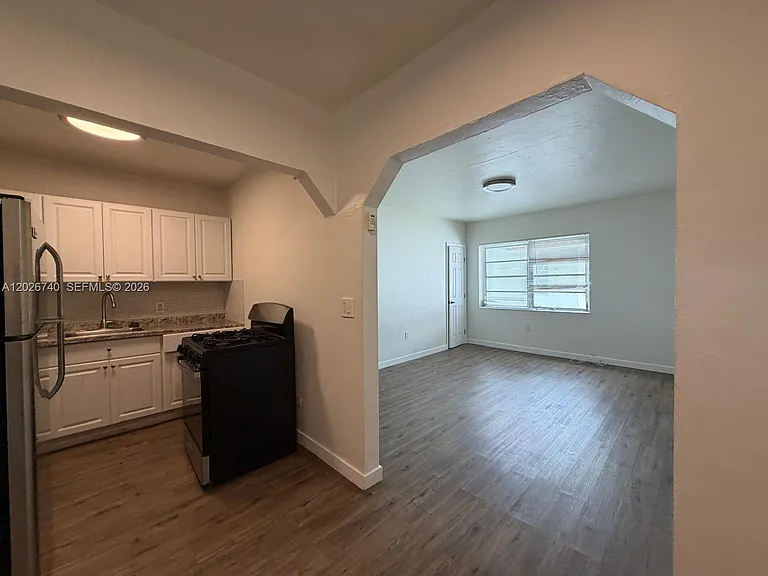 535 SW 7th St #4 — Photo 6