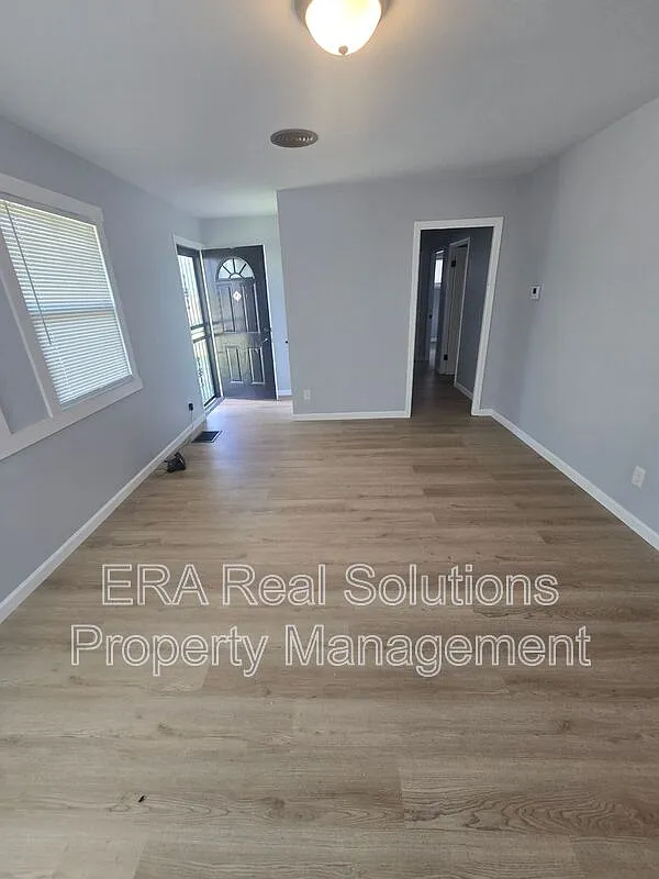 3 bed, 1.0 bath, 864 sqft, $1,250 — Photo 2