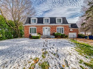 104 Woodbury Dr, Lockport, NY 14094