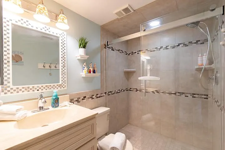 516 Beach Park Ln — Photo 12