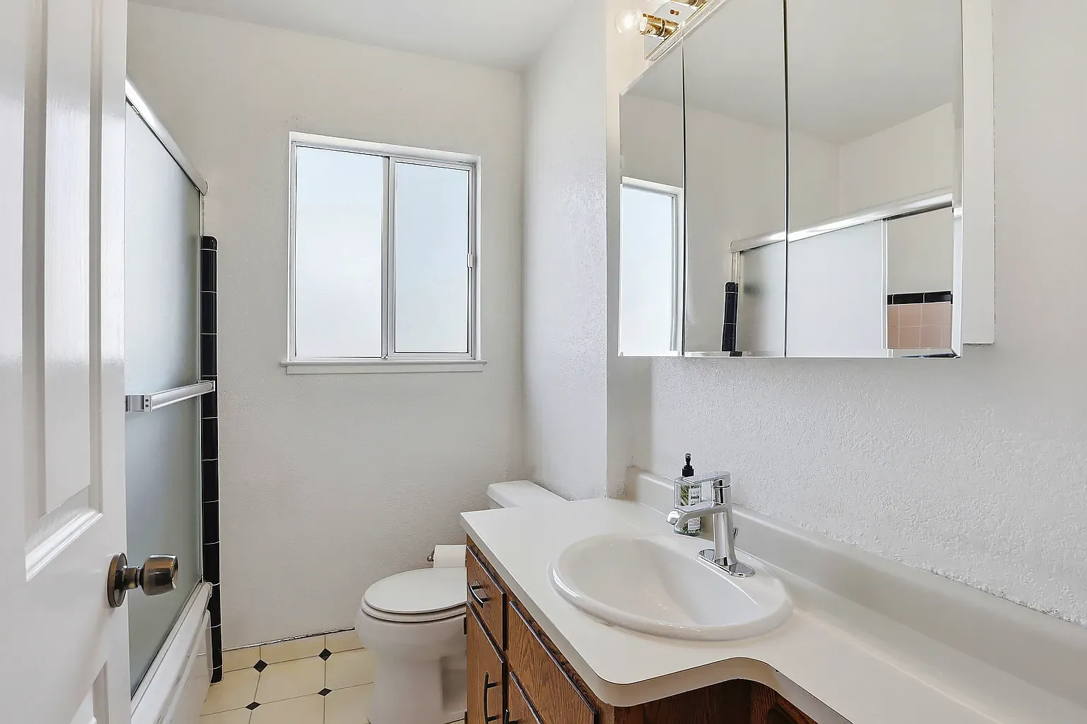 1 bed, 1780 sqft, $895 — Photo 2