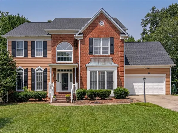 3405 Peninsula Dr, Jamestown, NC 27282