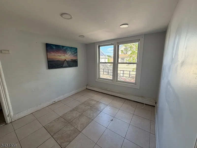 5 bed, 1.0 bath, $3,150 — Photo 2