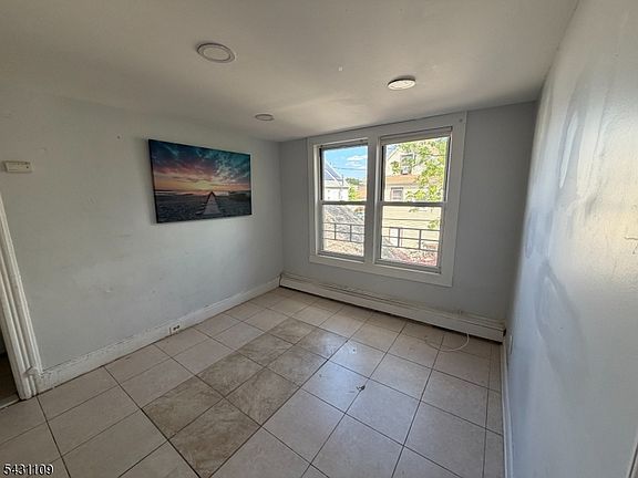 2nd image of 325 Stebbins Pl #2