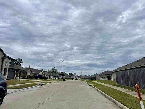 Exterior Neighborhood (street photo)
