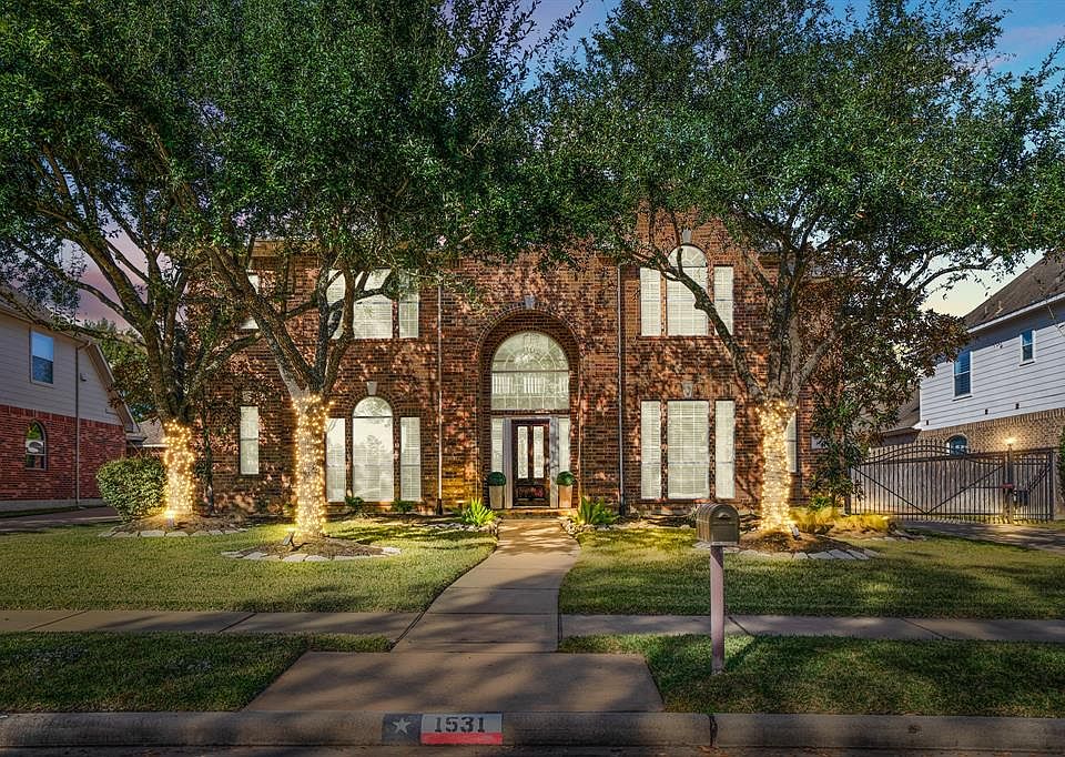 Welcome to 1531 Leedscastle, a pristine Newmark home nestled in the highly desirableHillcrest section in Gleannloch Farms.