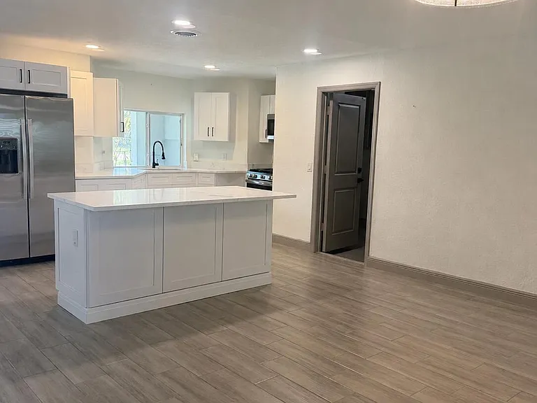 907 Antigua Ave — Photo 3