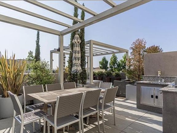 Common Area outdoor BBQ area