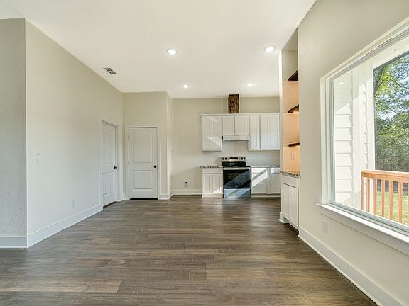5th image of 814 Premier Rd
